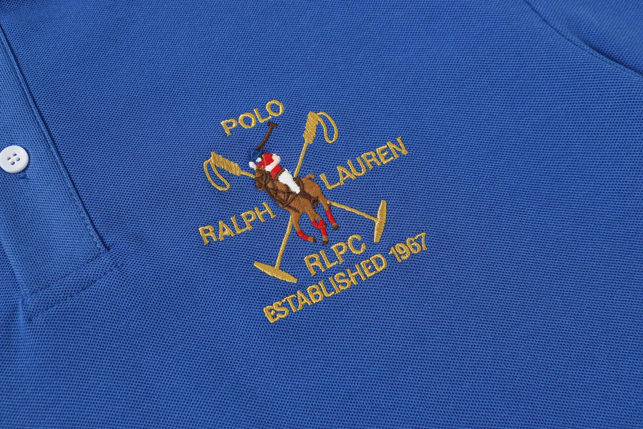 P156 Style number: A015 [Ralph Lauren classic letter logo embroidered Polo shirt] ✅250 grams of fine cotton pique fabric, custom-woven and dyed threads ✅Original stickers Scan the QR code to enter the official website ✅Large version, loose and stylish, can wear up to 210 pounds Color: black, white, navy, blue, sky blue, dark gray, floral gray Size: S-XL